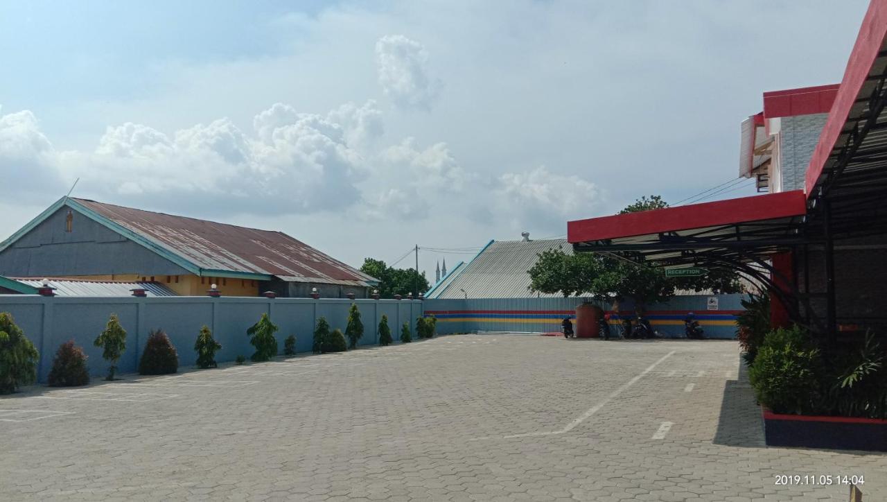 Hotel Meganita Mamuju Exterior photo
